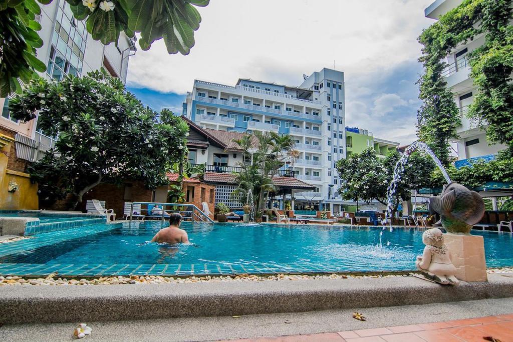 Sutus Court 3 Hotell Pattaya Exteriör bild