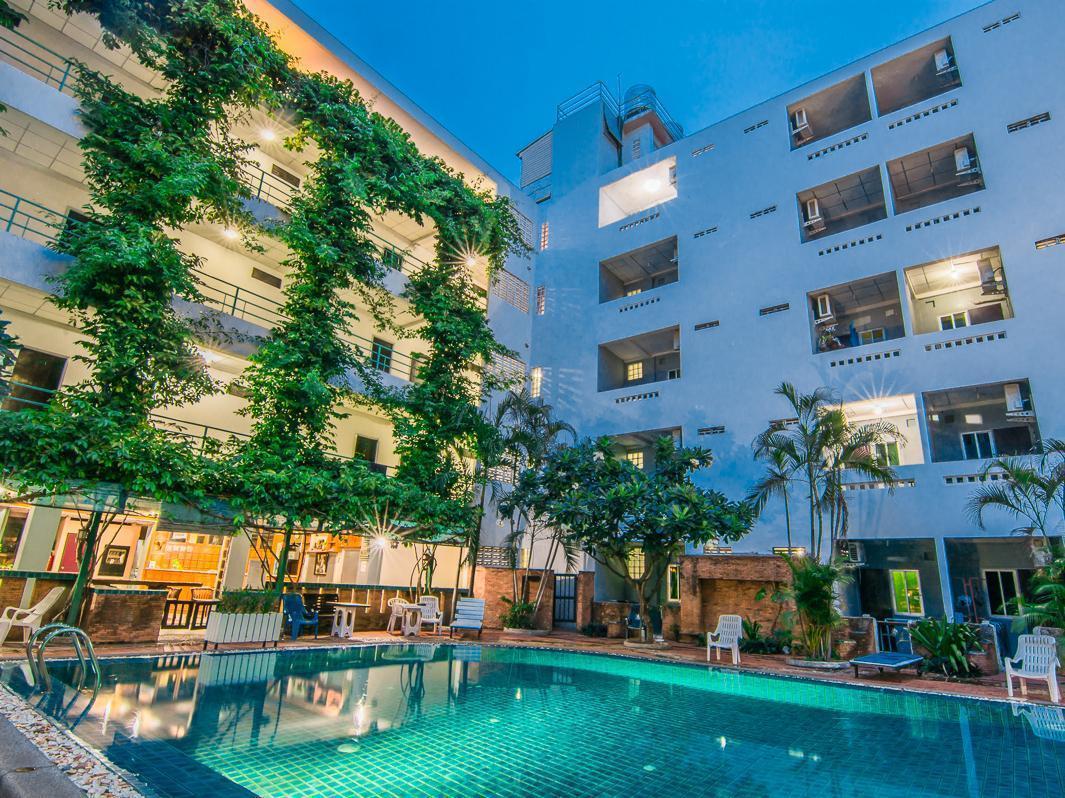 Sutus Court 3 Hotell Pattaya Exteriör bild