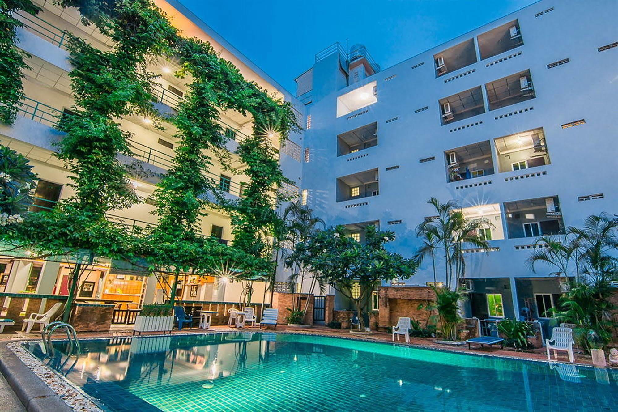 Sutus Court 3 Hotell Pattaya Exteriör bild