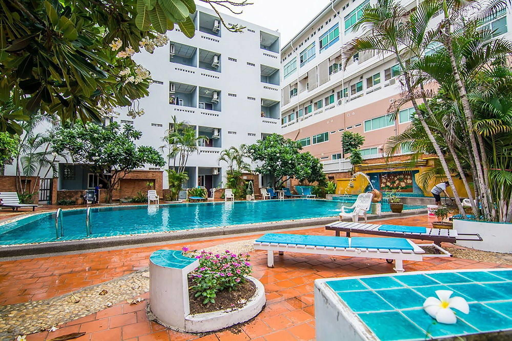 Sutus Court 3 Hotell Pattaya Exteriör bild