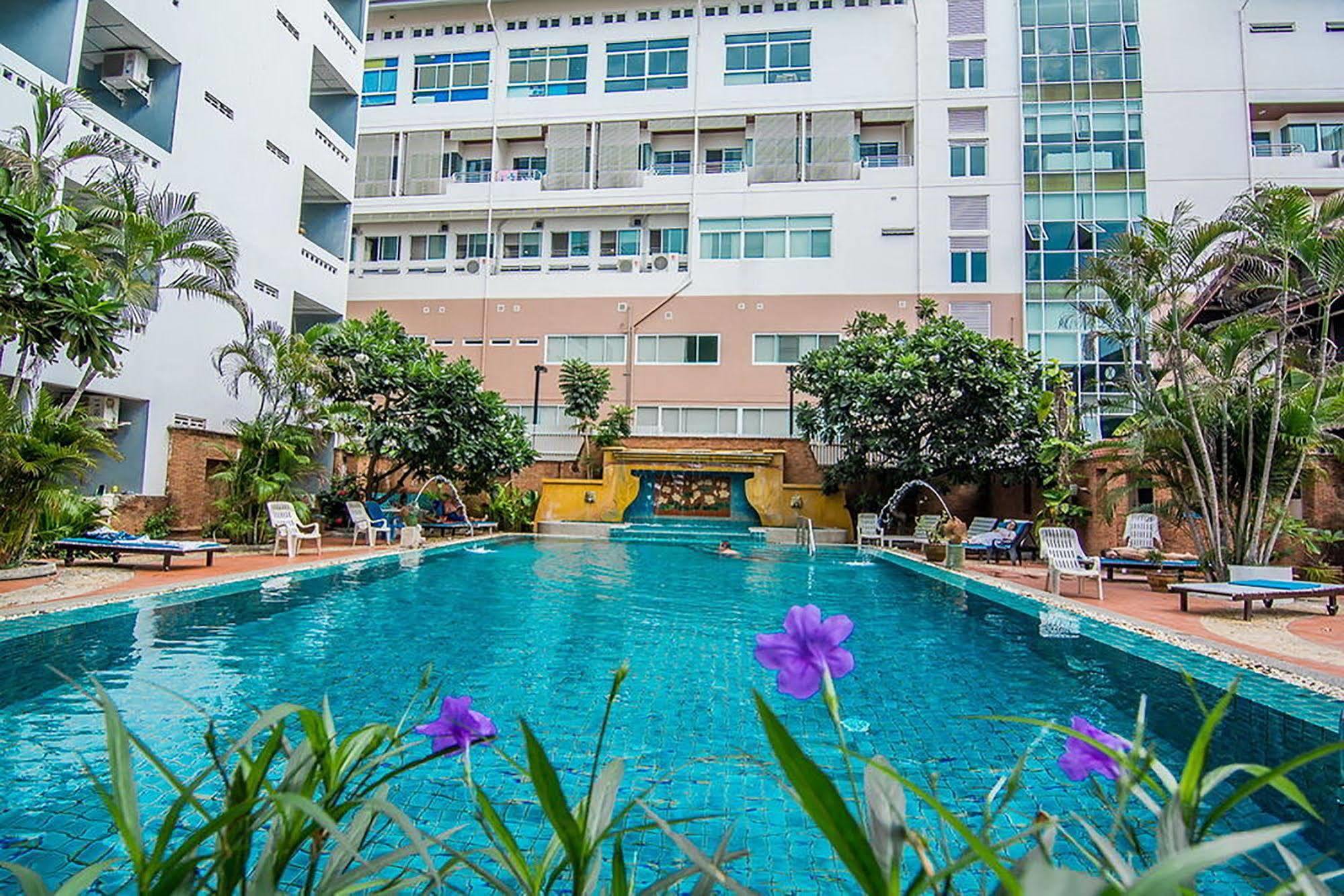 Sutus Court 3 Hotell Pattaya Exteriör bild