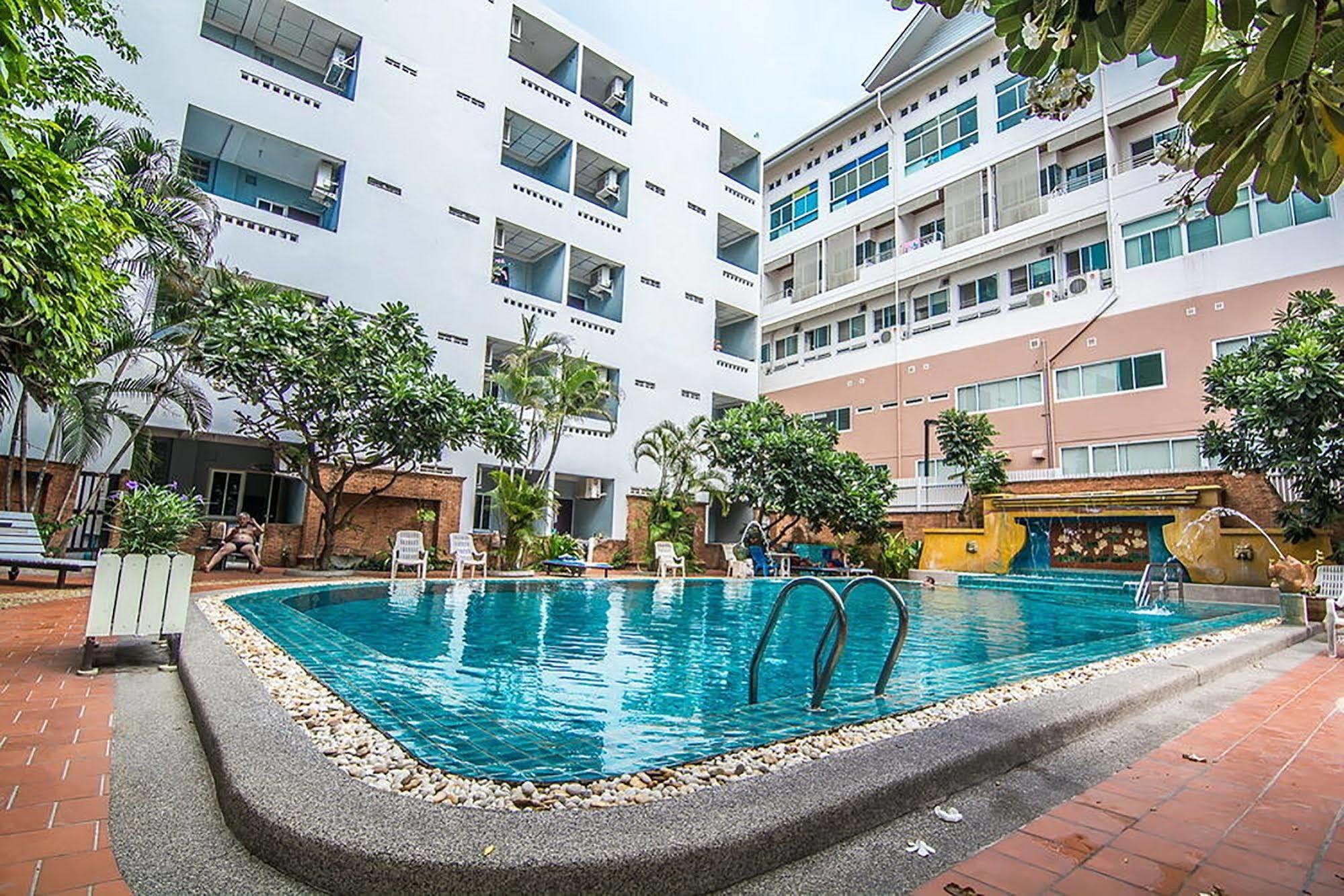 Sutus Court 3 Hotell Pattaya Exteriör bild