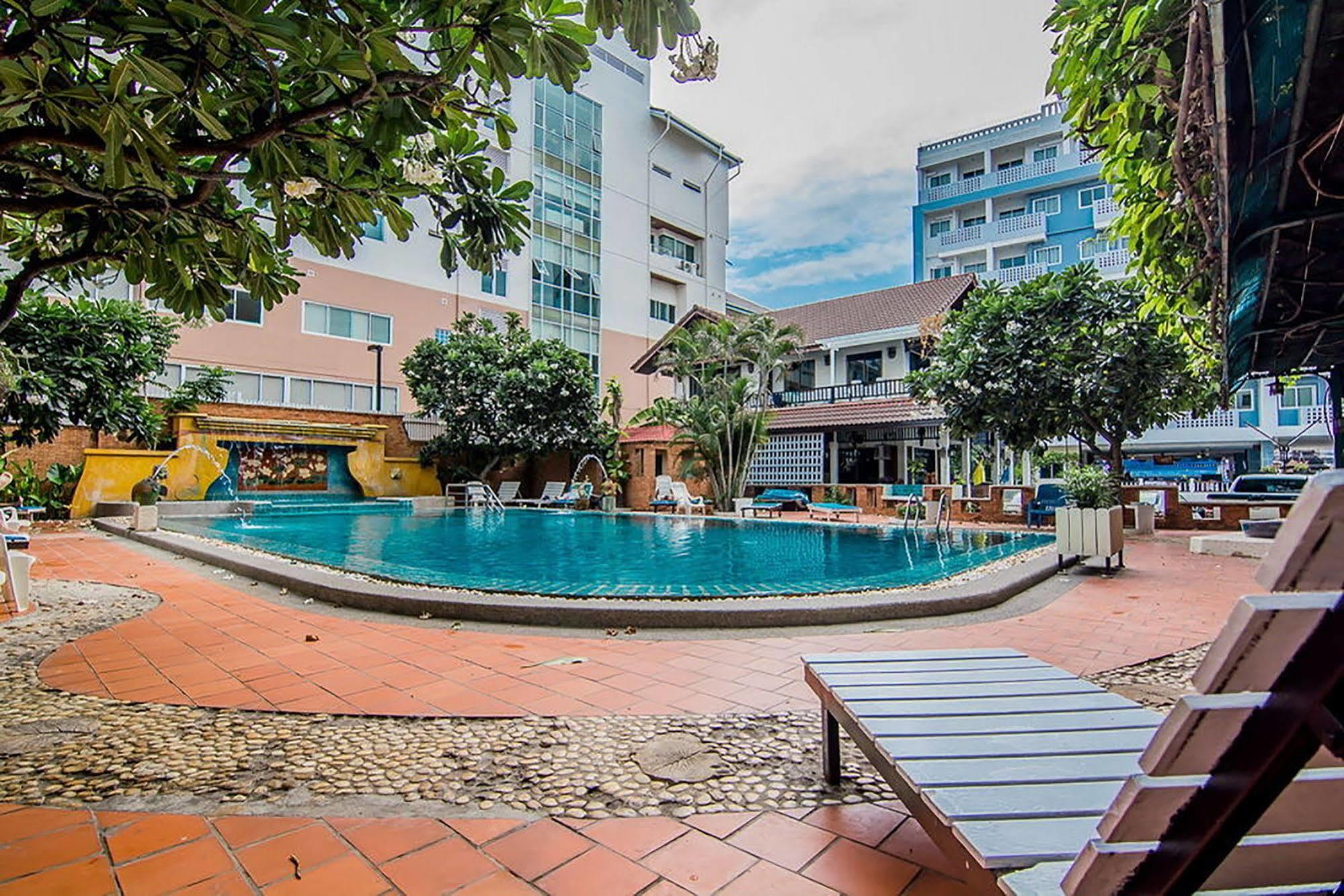 Sutus Court 3 Hotell Pattaya Exteriör bild